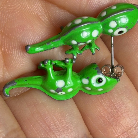 Green & White Lizard/Gecko Stud Earrings - Picture 9 of 10